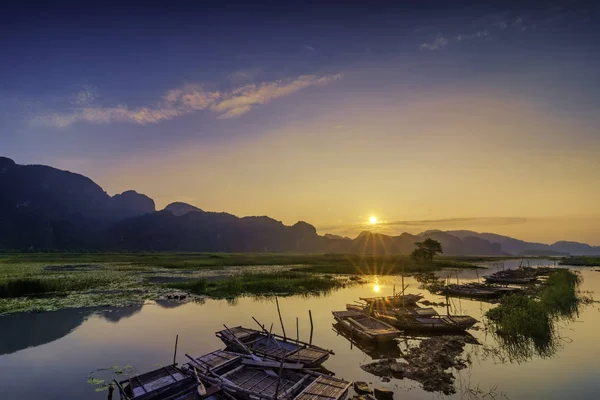 Landscape with boat in Van Long natural reserve in Ninh Binh, Vietnam — 스톡 사진
