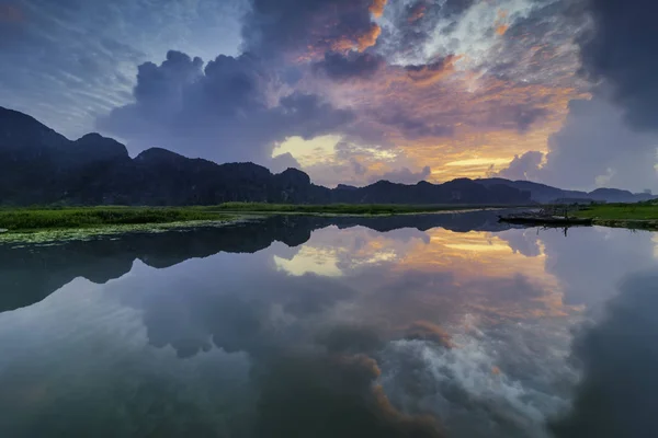 Krajobraz z łodzi w Van Long rezerwatu przyrody w Ninh Binh, Wietnam — Zdjęcie stockowe