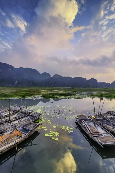 Paesaggio con barca nella riserva naturale Van Long a Ninh Binh, Vietnam — Foto Stock