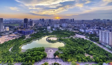 Hanoi manzarası cityscape alacakaranlık dönemde. Hanoi batısında cau Giay park