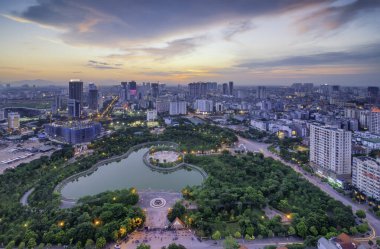 Hanoi manzarası cityscape alacakaranlık dönemde. Hanoi batısında cau Giay park