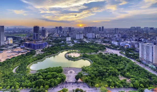 Hanoi manzarası cityscape alacakaranlık dönemde. Hanoi batısında cau Giay park