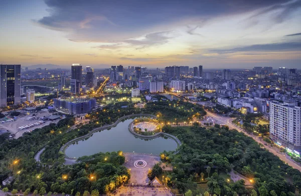 Hanoi manzarası cityscape alacakaranlık dönemde. Hanoi batısında cau Giay park