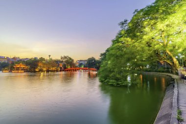 Geri Dönen Kılıç Gölü 'ndeki Huc Köprüsü, Vietnam