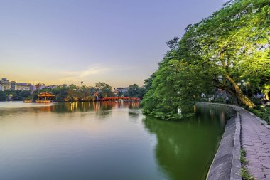 Geri Dönen Kılıç Gölü 'ndeki Huc Köprüsü, Vietnam