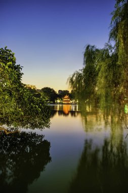 Hoan Kiem Gölü 'nün merkezindeki Kaplumbağa Kulesi (Geri Dönen Kılıç Gölü) ağaçlarla çevrili. Bu kule, Hanoi, Vietnam 'da popüler bir turistik merkezdir.