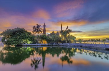 Hanoi, Vietnam için Tran Quoc pagoda öğleden sonra. Bu pagoda yakınındaki Güneydoğu Batı Gölü kıyısındaki küçük bir adada bulur. En eski Budist tapınağı ve Turizm hedef Hanoi bu