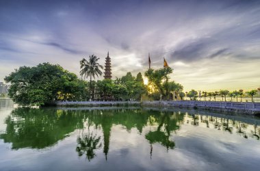 Hanoi, Vietnam için Tran Quoc pagoda öğleden sonra. Bu pagoda yakınındaki Güneydoğu Batı Gölü kıyısındaki küçük bir adada bulur. En eski Budist tapınağı ve Turizm hedef Hanoi bu