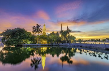 Hanoi, Vietnam için Tran Quoc pagoda öğleden sonra. Bu pagoda yakınındaki Güneydoğu Batı Gölü kıyısındaki küçük bir adada bulur. En eski Budist tapınağı ve Turizm hedef Hanoi bu