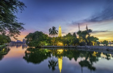 Hanoi, Vietnam için Tran Quoc pagoda öğleden sonra. Bu pagoda yakınındaki Güneydoğu Batı Gölü kıyısındaki küçük bir adada bulur. En eski Budist tapınağı ve Turizm hedef Hanoi bu