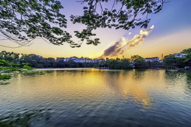 Geri Dönen Kılıç Gölü 'ndeki Huc Köprüsü, Vietnam