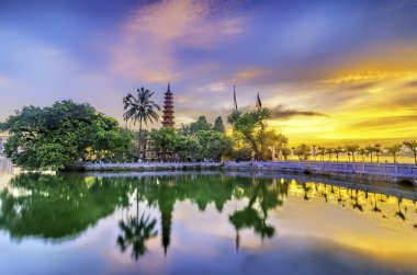 Hanoi, Vietnam için Tran Quoc pagoda öğleden sonra. Bu pagoda yakınındaki Güneydoğu Batı Gölü kıyısındaki küçük bir adada bulur. En eski Budist tapınağı ve Turizm hedef Hanoi bu