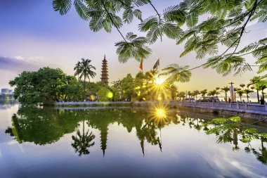 Hanoi, Vietnam için Tran Quoc pagoda öğleden sonra. Bu pagoda yakınındaki Güneydoğu Batı Gölü kıyısındaki küçük bir adada bulur. En eski Budist tapınağı ve Turizm hedef Hanoi bu