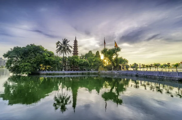 Hanoi, Vietnam için Tran Quoc pagoda öğleden sonra. Bu pagoda yakınındaki Güneydoğu Batı Gölü kıyısındaki küçük bir adada bulur. En eski Budist tapınağı ve Turizm hedef Hanoi bu