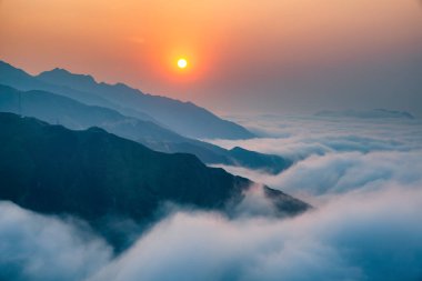 Ta Xua, Kuzey Vietnam 'da bulunan ünlü bir sıradağdır. Tüm yıl boyunca, dağ bulutların üzerinde yükselir ve bulut tepkisi yaratır..