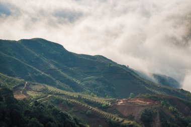 Ta Xua, Kuzey Vietnam 'da bulunan ünlü bir sıradağdır. Tüm yıl boyunca, dağ bulutların üzerinde yükselir ve bulut tepkisi yaratır..
