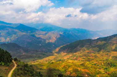 Ta Xua, Kuzey Vietnam 'da bulunan ünlü bir sıradağdır. Tüm yıl boyunca, dağ bulutların üzerinde yükselir ve bulut tepkisi yaratır..