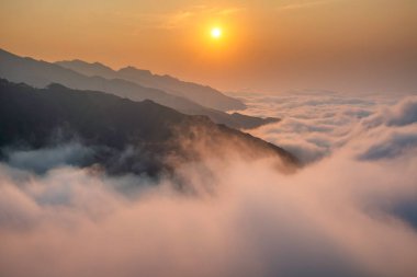 Ta Xua, Kuzey Vietnam 'da bulunan ünlü bir sıradağdır. Tüm yıl boyunca, dağ bulutların üzerinde yükselir ve bulut tepkisi yaratır..