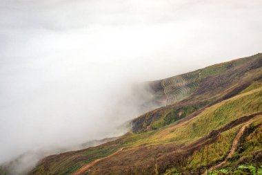 Ta Xua, Kuzey Vietnam 'da bulunan ünlü bir sıradağdır. Tüm yıl boyunca, dağ bulutların üzerinde yükselir ve bulut tepkisi yaratır..