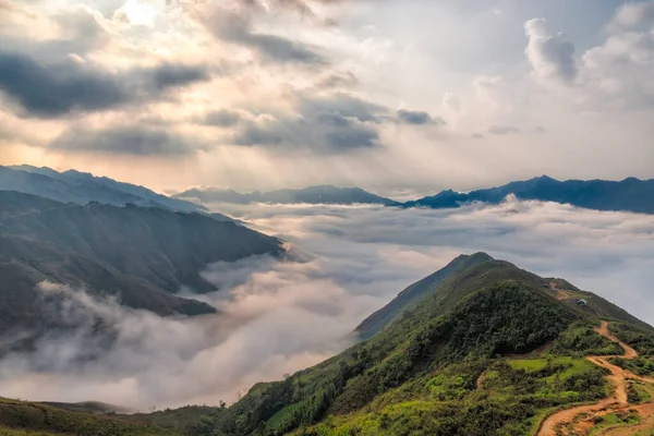 Ta Xua, Kuzey Vietnam 'da bulunan ünlü bir sıradağdır. Tüm yıl boyunca, dağ bulutların üzerinde yükselir ve bulut tepkisi yaratır..