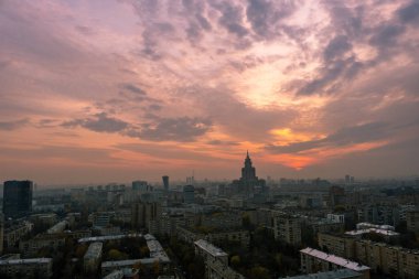 Şehrin üzerinde gün batımı