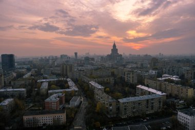 Şehrin üzerinde gün batımı