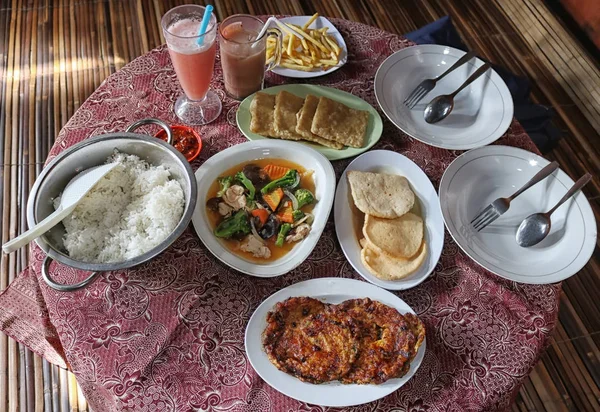 Pirinç Kavrulmuş Yumurta Nasi Telur Bakar Tempe Mendoan Endonezya Geleneksel — Stok fotoğraf