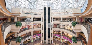 Moskova - Ağustos 2014: Dev atrium Alışveriş Merkezi Moskova Uluslararası İş Merkezi 
