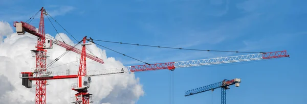 Kule Vinç ve mavi gökyüzü arka plan üzerinde bir sürü