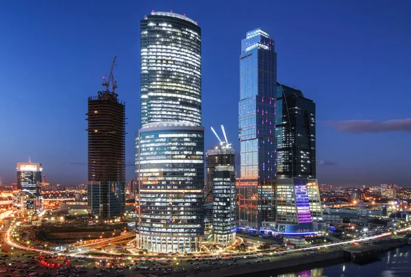 Moskauer internationales Geschäftszentrum Moskau City bei Nacht lizenzfreie Stockfotos