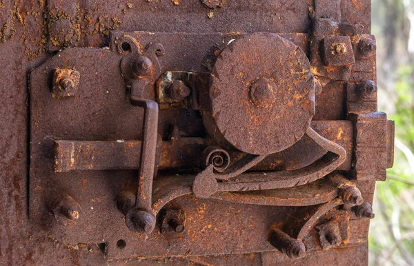 Fechar a antiga ferrugem ferro forjado fechadura da porta — Fotografia de Stock