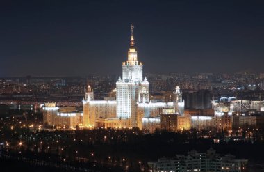 Lomonosov Moskova Devlet Üniversitesi (gece), ana bina, Rusya. Panoramik bir yükseklikten
