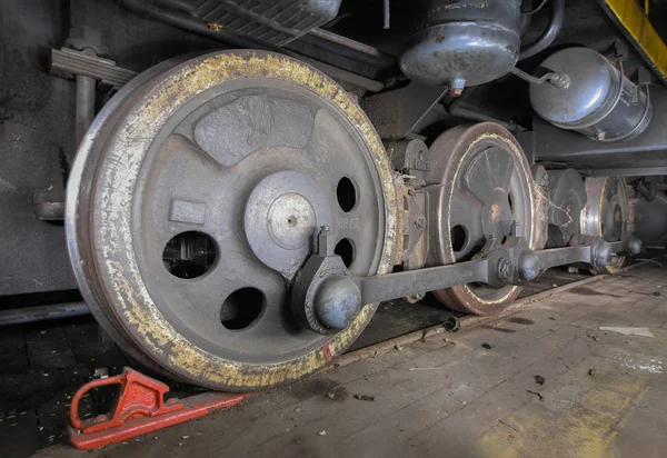 As rodas da locomotiva a diesel fecham-se. Bloco de parada vermelho — Fotografia de Stock
