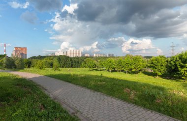 Parça ve Şehir Parkı bulutlar üzerinde gölge