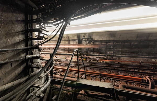 Túnel de metro con luz difusa de un tren que pasa —  Fotos de Stock