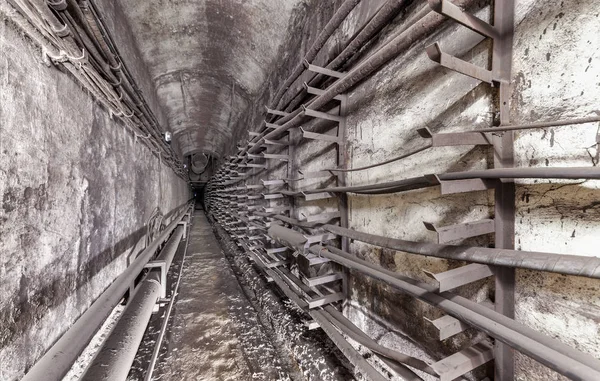 Starý trezor podzemní utility. Komunikační linky metra — Stock fotografie