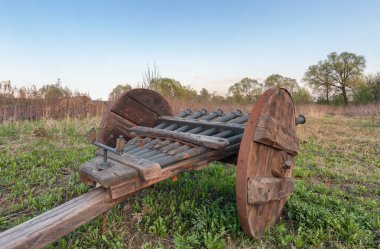 Vintage çok namlulu top - ribaudequin. Arkadan Görünüm açık kırsal