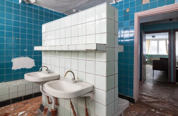 Badezimmer mit Handwaschbecken im verlassenen Gebäude des Kinderpionierlagers — Stockfoto