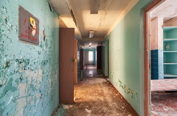 Flur mit offenen Türen in einem verlassenen Gebäude eines Kindergesundheitslagers — Stockfoto