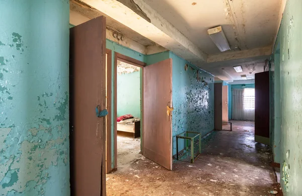 Couloir avec portes ouvertes dans un bâtiment abandonné d'un camp de santé pour enfants — Photo