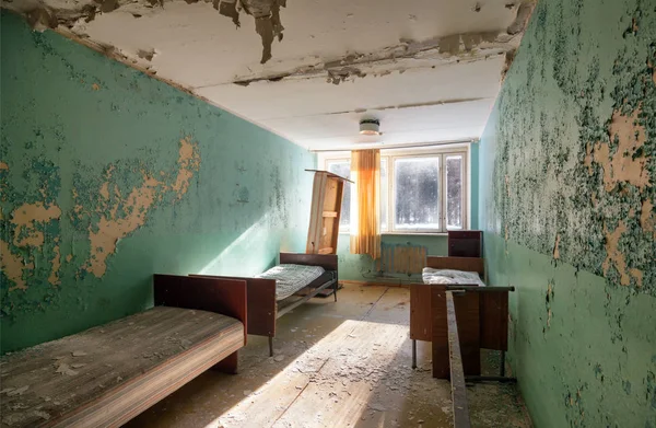 Verlassenes Zimmer mit Betten des Kindergesundheitscamps — Stockfoto