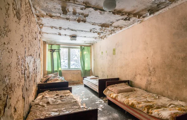 Verlassenes Zimmer mit Betten des Kindergesundheitscamps — Stockfoto