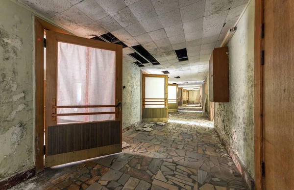 Korridor mit offenen Türen in einem verlassenen Gebäude eines sowjetischen Pionierlagers — Stockfoto