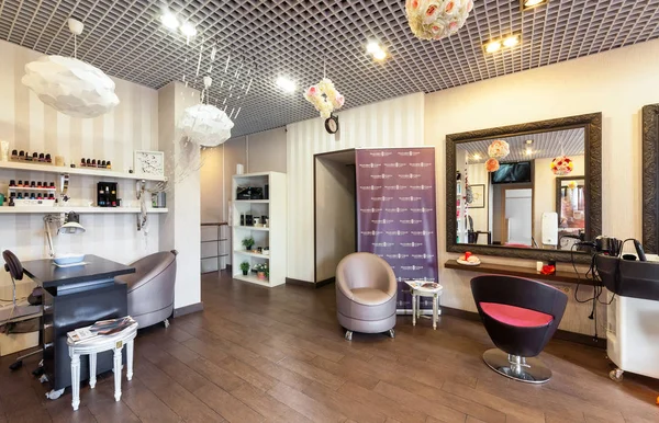 Moskwa - kwietnia 2015: Wnętrze luksusowy salon piękności Philosofiya Stilya. Hali głównej — Zdjęcie stockowe