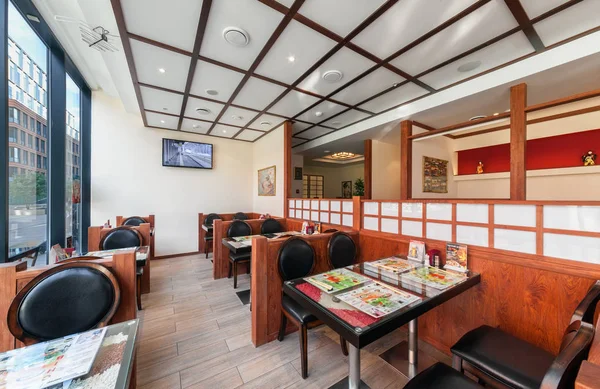 МОСКВА - ИЮЛЬ 2013: Интерьер современного японского ресторана Ichiban Boshi. Главный зал с внутренней стеной — стоковое фото