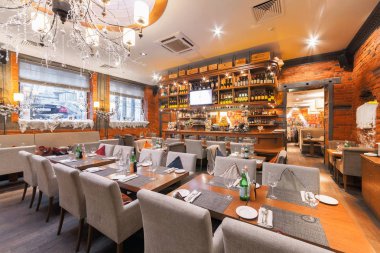 Moskova/Rusya - Aralık 2014. Ahşap bar lüks bir İtalyan restoranında - IL Forno. Ana salonun iç