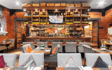 Moskova/Rusya - Aralık 2014. Ahşap bar lüks bir İtalyan restoranında - IL Forno