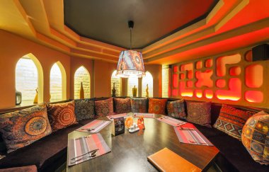 Moskova/Rusya - Aralık 2014. Restoran'ın iç - Doğu, Arap tarzı kampüs. VIP Oda masa, kanepe ve oryantal dekor