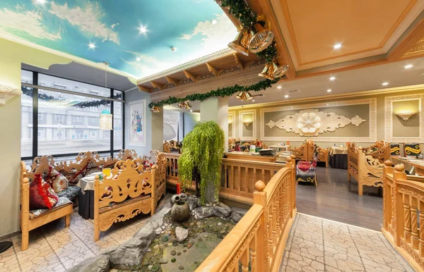 MOSCÚ / RUSIA - DICIEMBRE DE 2014. El interior del restaurante de lujo de la cocina uzbeka Babay Club en un estilo oriental . —  Fotos de Stock