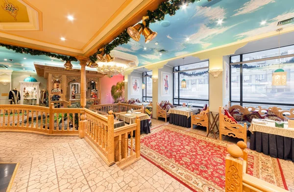 MOSCA / RUSSIA - DICEMBRE 2014 L'interno del ristorante di lusso della cucina uzbeka - Babay Club in stile orientale . — Foto Stock